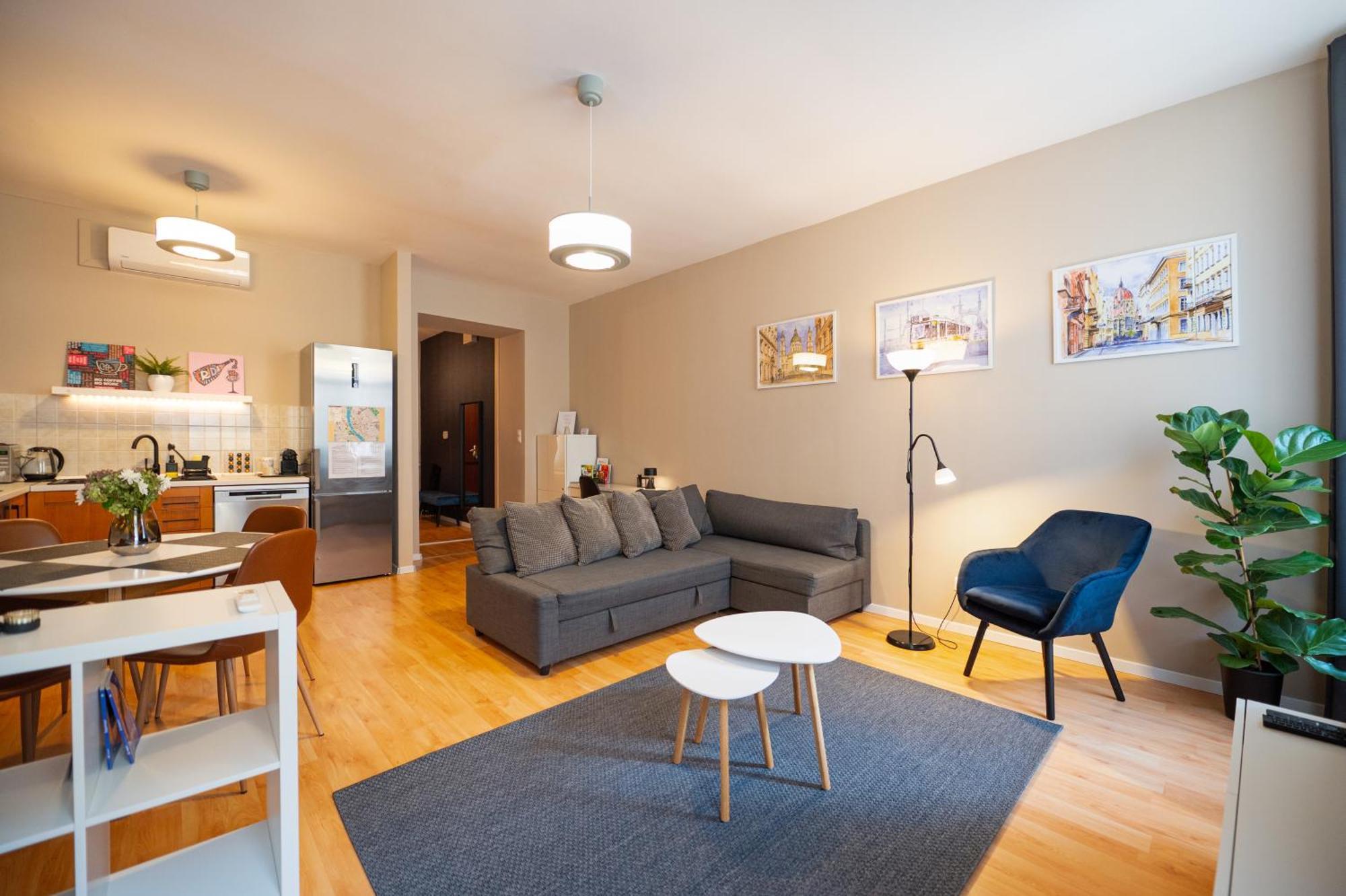 Sarah's With Pool, Wellness, Fitness Apartmán *
