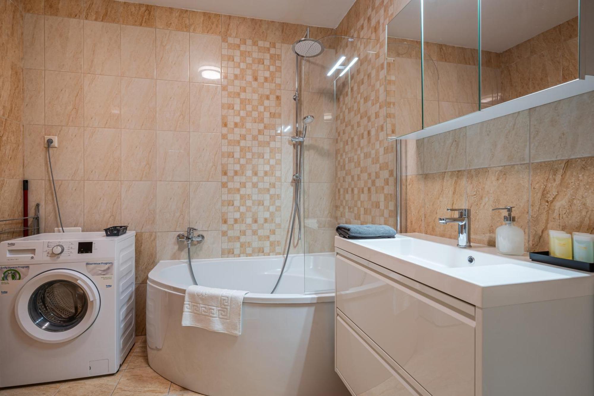 Apartmán Sarah's With Pool, Wellness, Fitness *