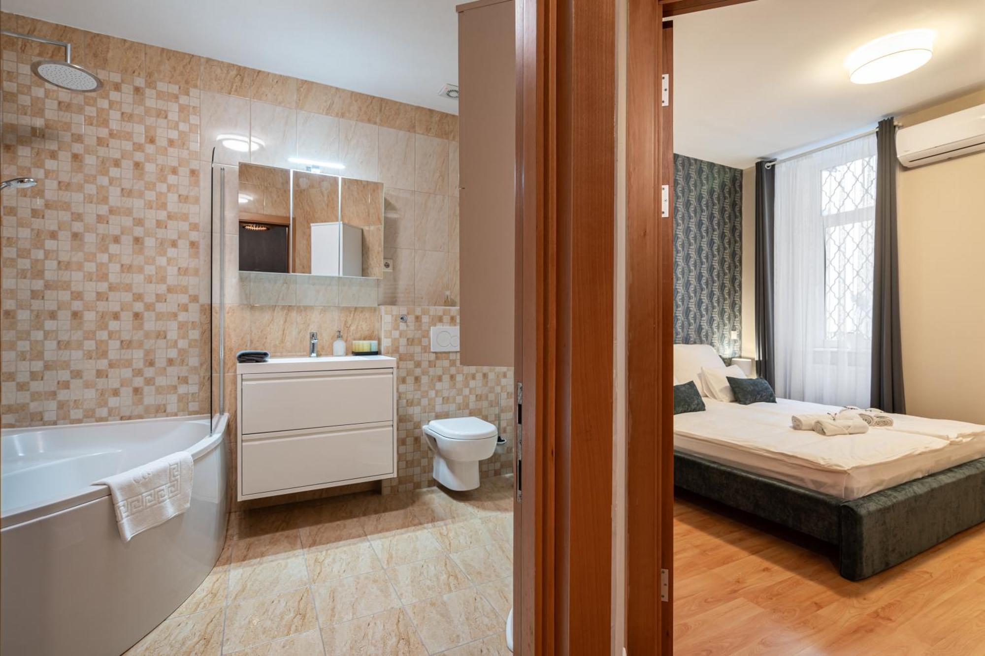 Sarah's With Pool, Wellness, Fitness Apartment *