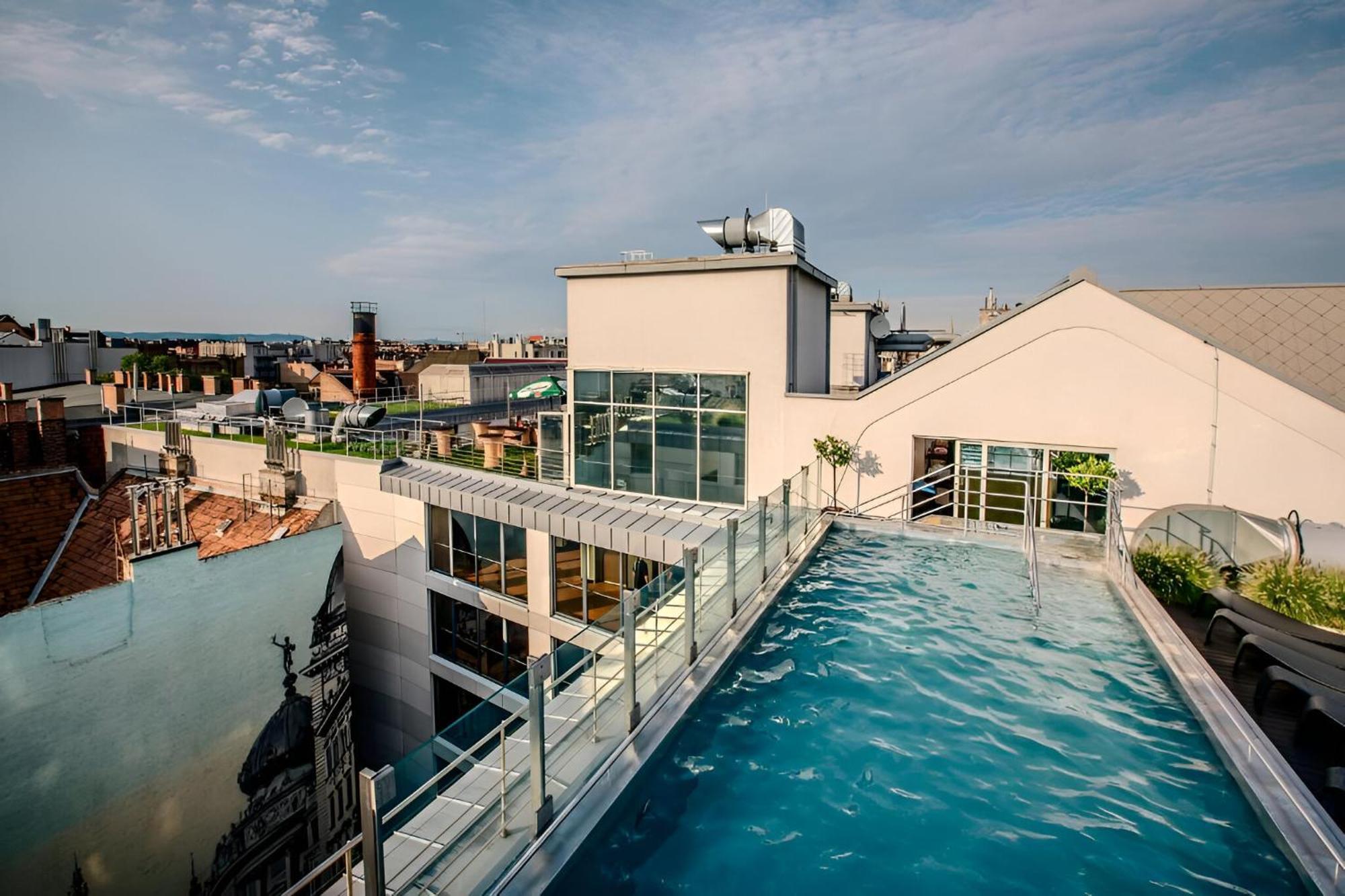 Sarah's With Pool, Wellness, Fitness Apartment